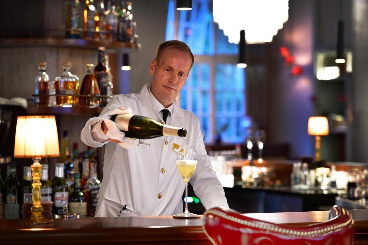Das James Flensburg Dış mekan fotoğraf A bartender at work